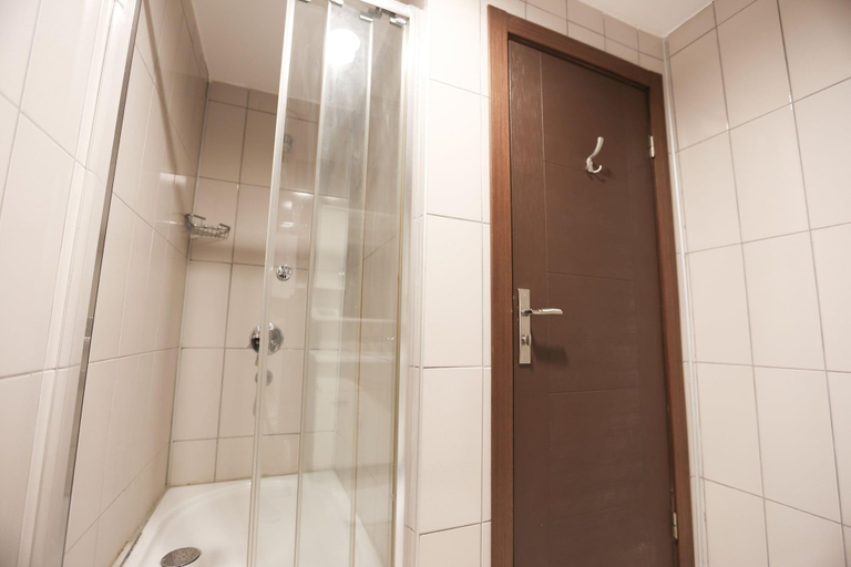 Bathroom 4, Highway Hotel, Merkez