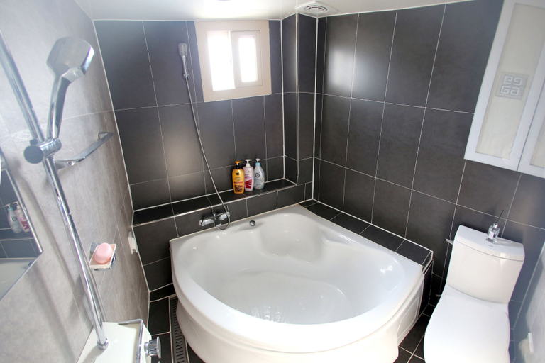 Bathroom 3, Dahlia, Jeju