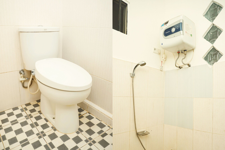 Bathroom 4, OYO 733 Mina Homestay, Bukittinggi