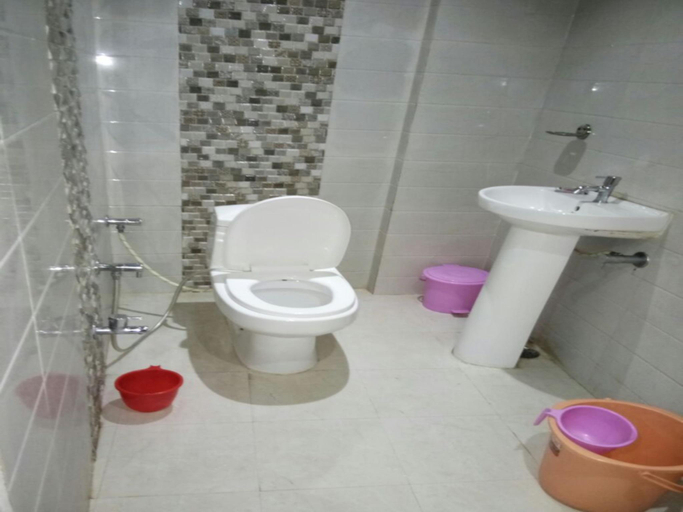 Bathroom 4, Picasso Varanasi, Varanasi