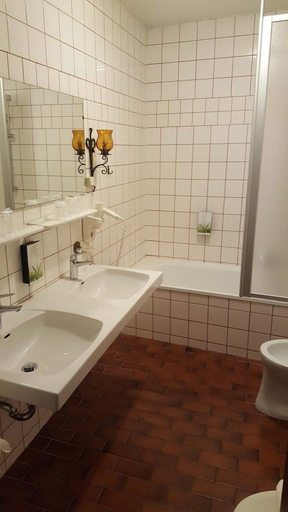 Bathroom 4, Mama Muh, Linz