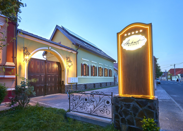 Exterior & Views