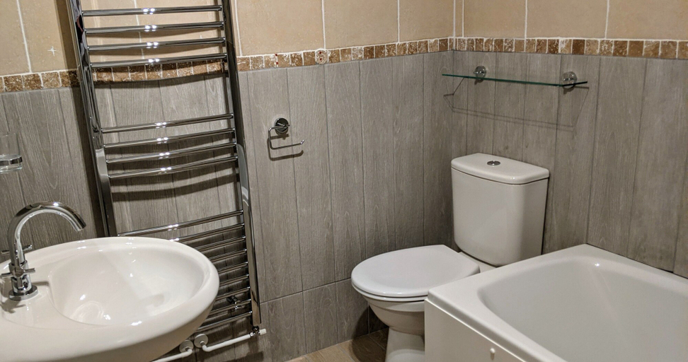 Bathroom 3, Ivybridge Guest House, Pembrokeshire