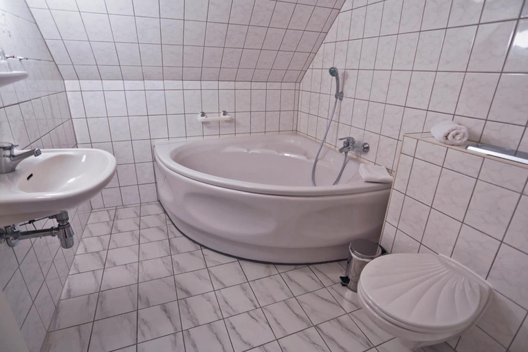 Bathroom 5, Parkhotel Worlitz, Wittenberg