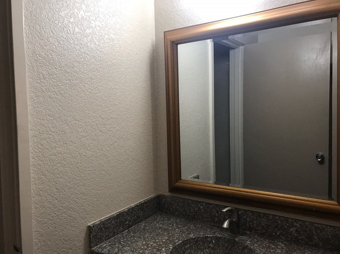 Bathroom 3, Woodville Inn, Tyler