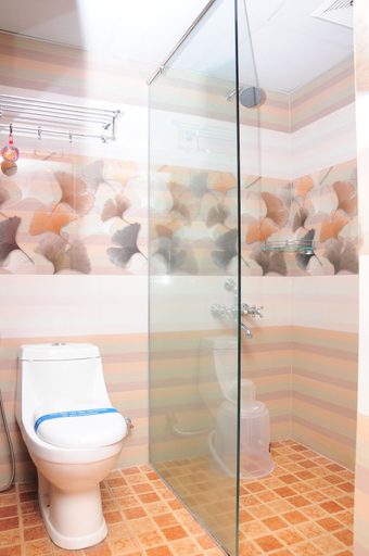 Bathroom 5, Hyders Park - The Business Hotel, Thanjavur