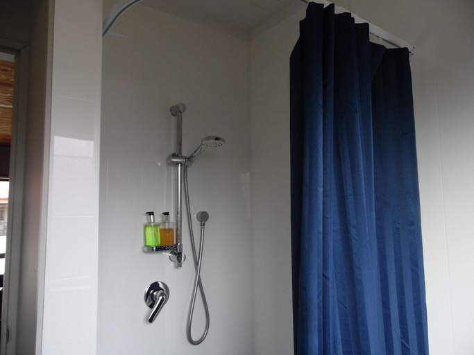 Bathroom 3, Pinewood Motels, Mackenzie