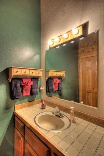 Bathroom, Fairway Family Cabin, Nevada