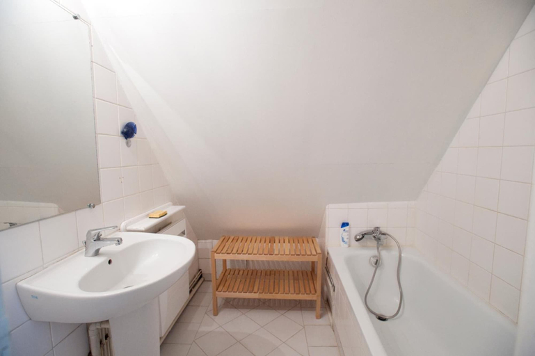 Bathroom 3, Le Moulin de Dannemarie, Yvelines