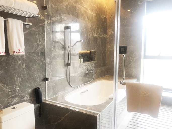 Bathroom 3, Ramada Leshan, Leshan