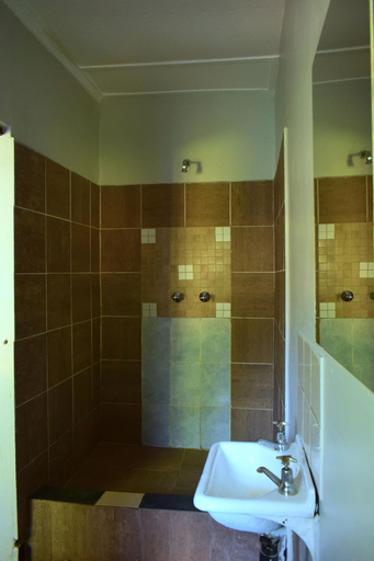 Bathroom 5, Shoestrings Backpackers & Bar, Hwange