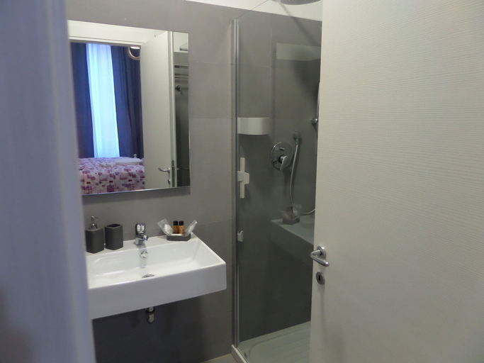 Bathroom 5, Al 325 rooms ai Fori, Rome