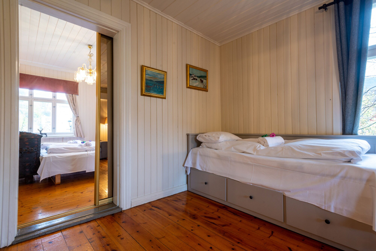 Bedroom 3, Hesla Farm, Gol