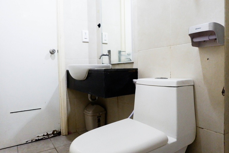 Strategic 2BR Apartment at Trillium Residence By Travelio - Bathroom