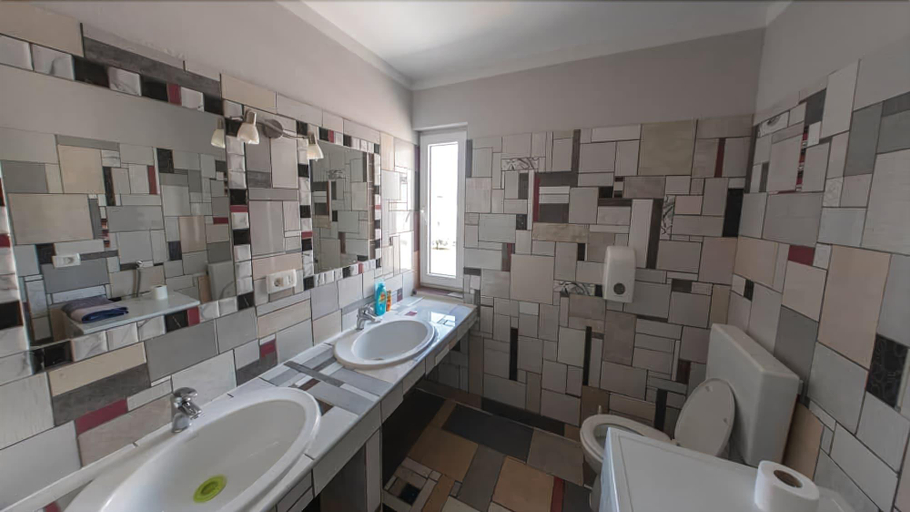Bathroom 5, HOSTEL ART & JOY, Pula