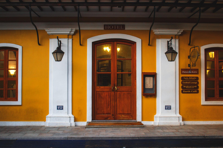 Exterior & Views