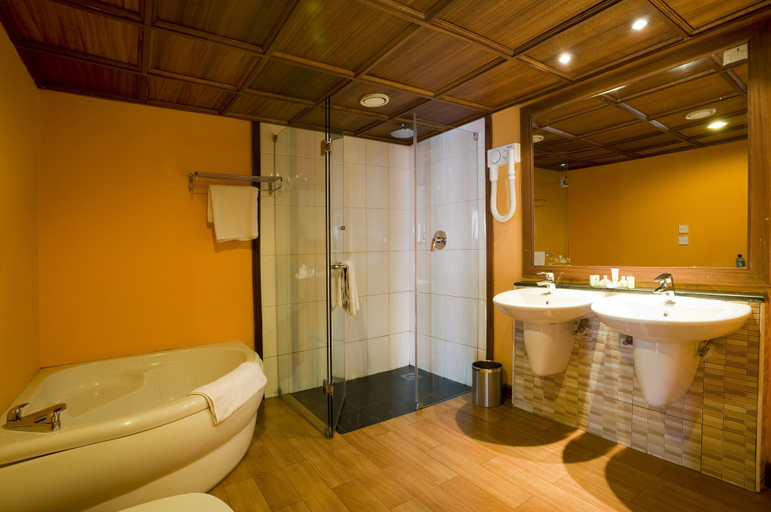Bathroom 5, Golf Course Hotel, Kampala