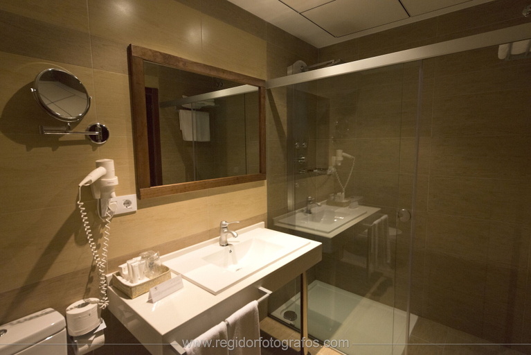 Bathroom 3, Hotel Y Apartamentos Quinto Cecilio, Badajoz