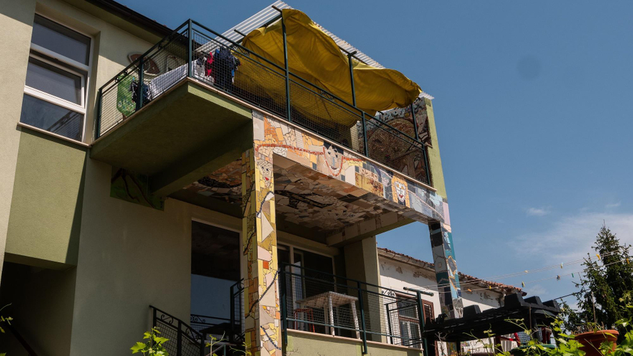 Exterior & Views