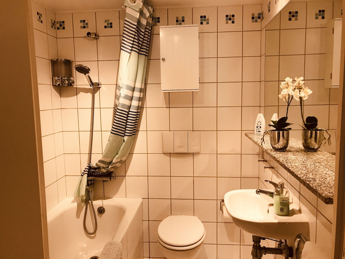 Bathroom 2, 2 Bedroom Luxe Dockland Apartment with Parking, Sefton