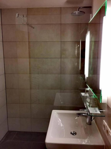 Bathroom 5, Hotel Altschwabing, München