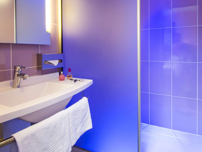 Bathroom 4, ibis Styles Bourges, Cher