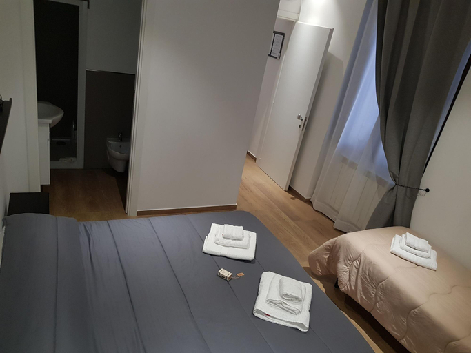 Bedroom 5, Handy, Brindisi