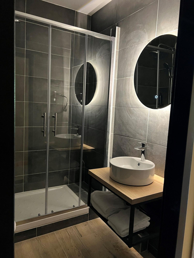 Bathroom 5, Hôtel Le Picors, Hautes-Pyrénées