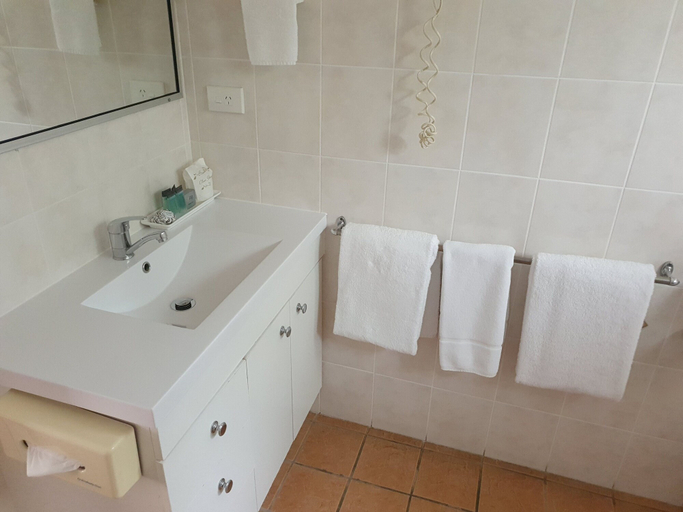 Bathroom 5, McNevin's Maryborough Motel, Maryborough