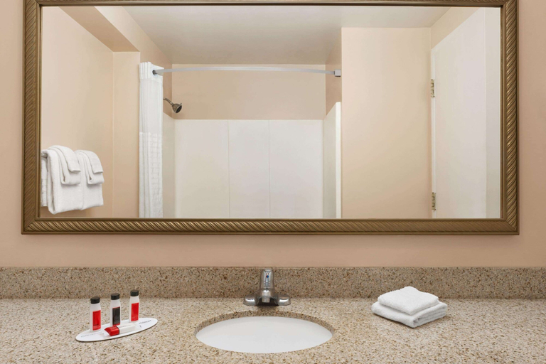 Bathroom 4, Days Inn by Wyndham Middletown/Newport Area, Newport