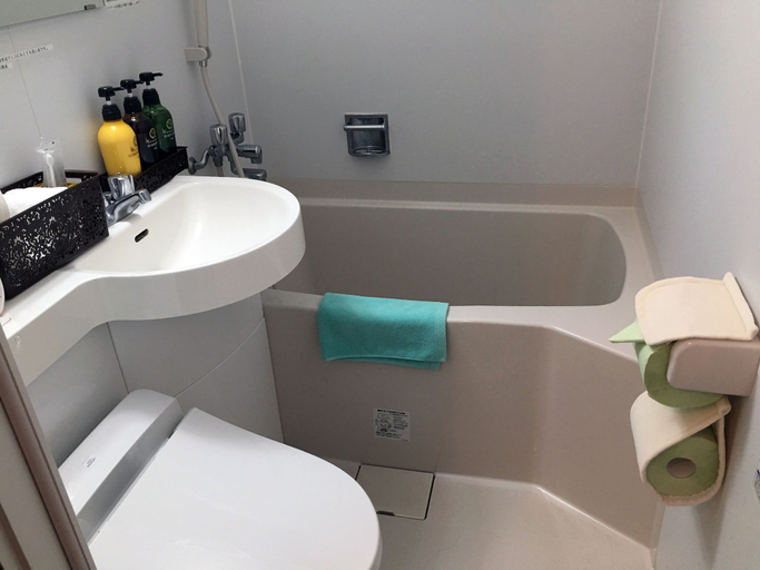 Bathroom 3, Guest House Bern, Chino