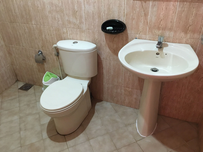 Bathroom 3, Mount House Hotel, Dickwella
