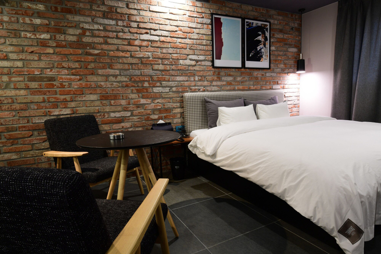 Bedroom 4, Brown Dot Daeyeon, Nam