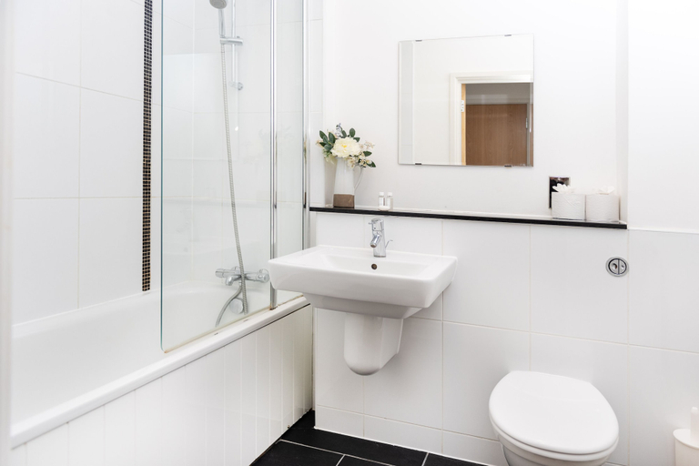 Bathroom 4, City Stay Apartments - The Hub MK, Milton Keynes