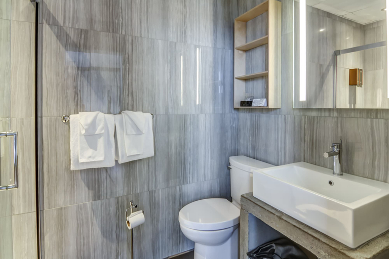 Bathroom 4, Hôtel Chicoutimi, Le Fjord-du-Saguenay