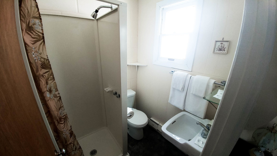 Bathroom 3, The Shawville Hotel, Pontiac