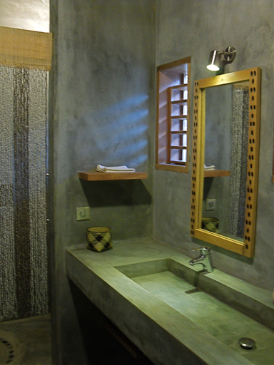 Bathroom 5, L'Heure Bleue, Diana