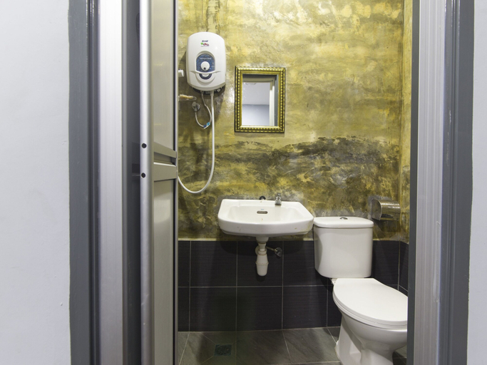 Bathroom 5, Lucky Hotel, Kuala Muda