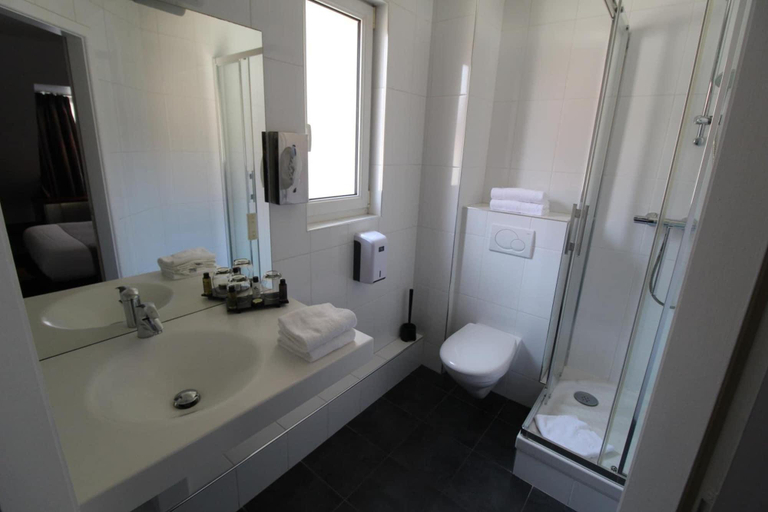Bathroom 2, Hôtel des Tonneliers - Cruche d'Or, Bas-Rhin