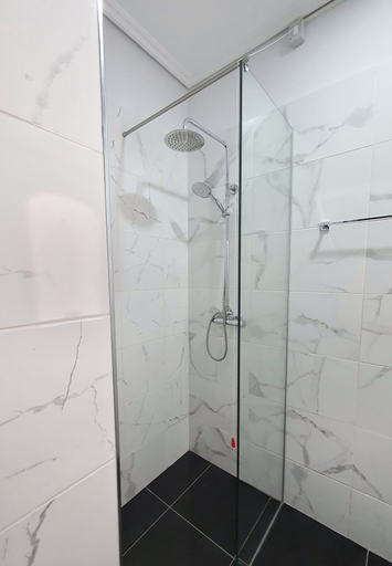Bathroom 4, Hotel JoAn, Sarandës