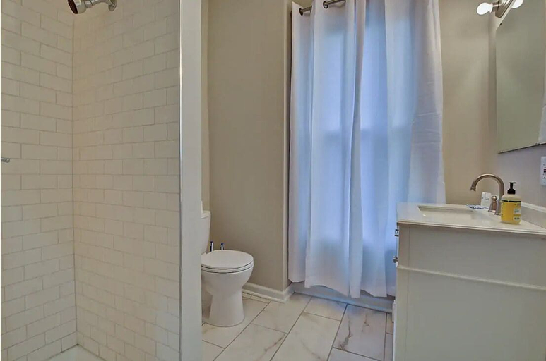 Bathroom 3, Spacious 6BR/3BA House w/ Parking! Sleeps 20!, Marion