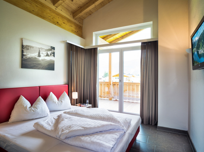 Bedroom 2, AlpenParks Chalet & Apartment AreitXpress, Zell am See