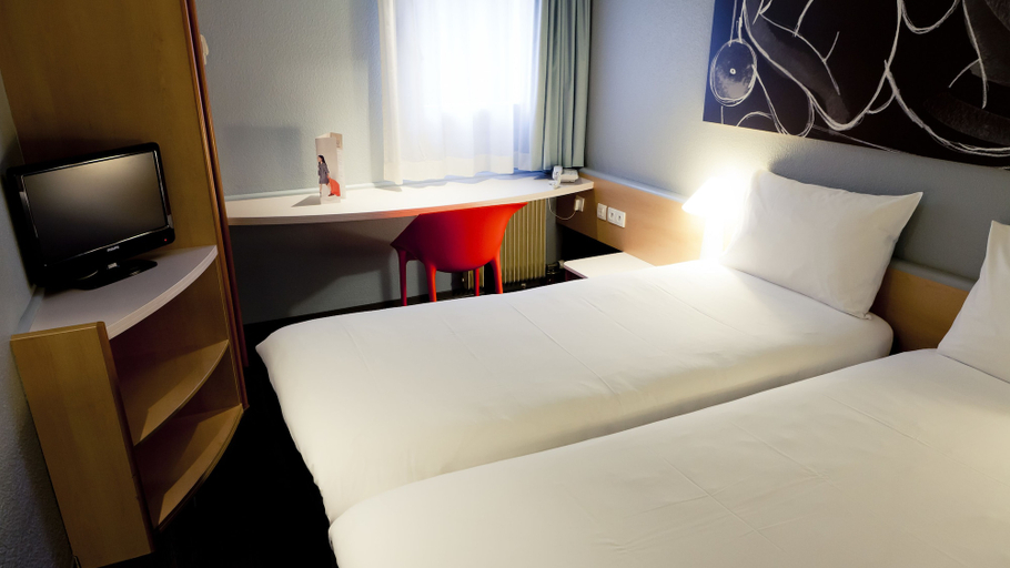 Bedroom 4, ibis Lyon Nord, Rhône