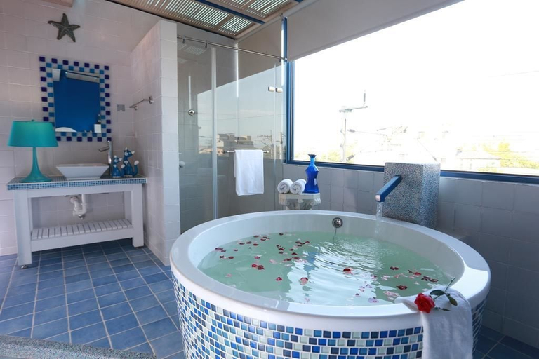 Bathroom 2, C'est Bon, Yilan