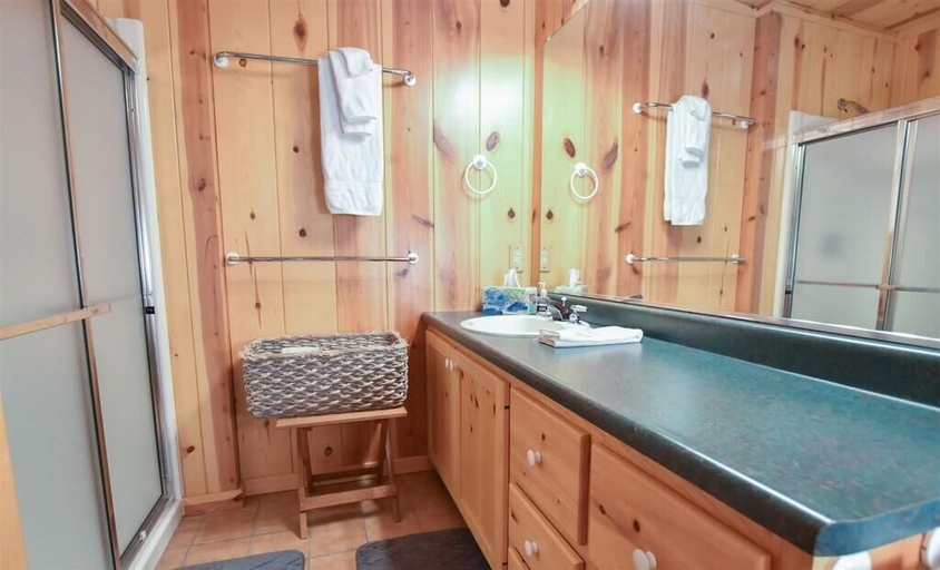 Bathroom 4, Longview Lodge, Green Lake