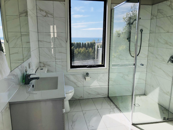 Bathroom 3, Apollo Bay Seal Apartments, Colac-Otway - South