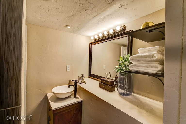 Bathroom 4, Manitou Springs Downtown Escape, El Paso