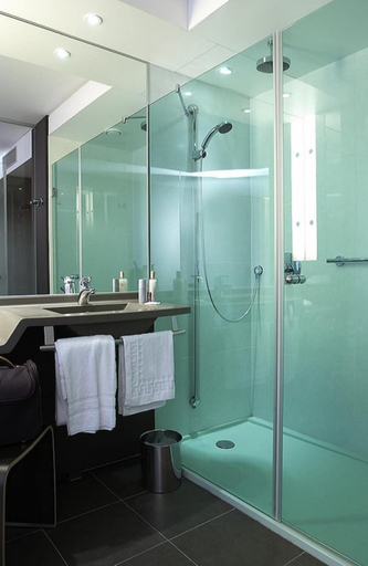 Bathroom 5, Hôtel Oceania Nantes Aéroport, Loire-Atlantique