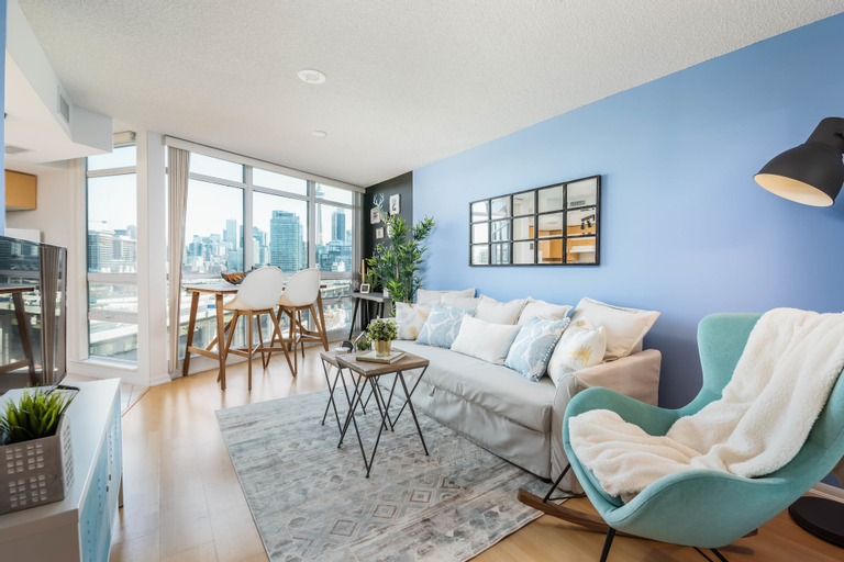 QuickStay CN Tower View Condo in Fort York, Toronto