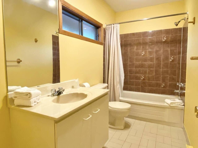 Bathroom 5, Hotel Le Petit Lac, Les Pays-d'en-Haut